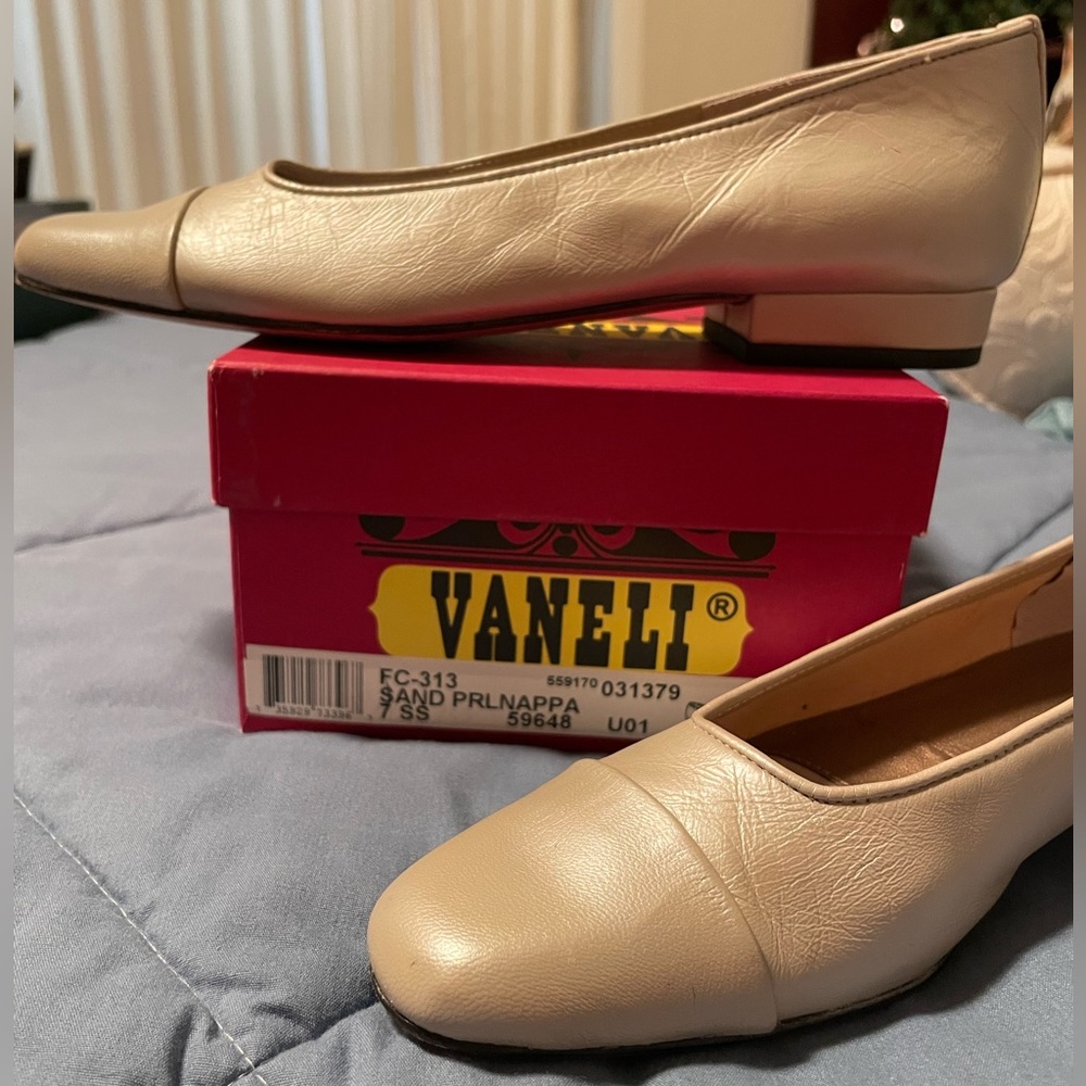 Vaneli sand dress shoes size 7